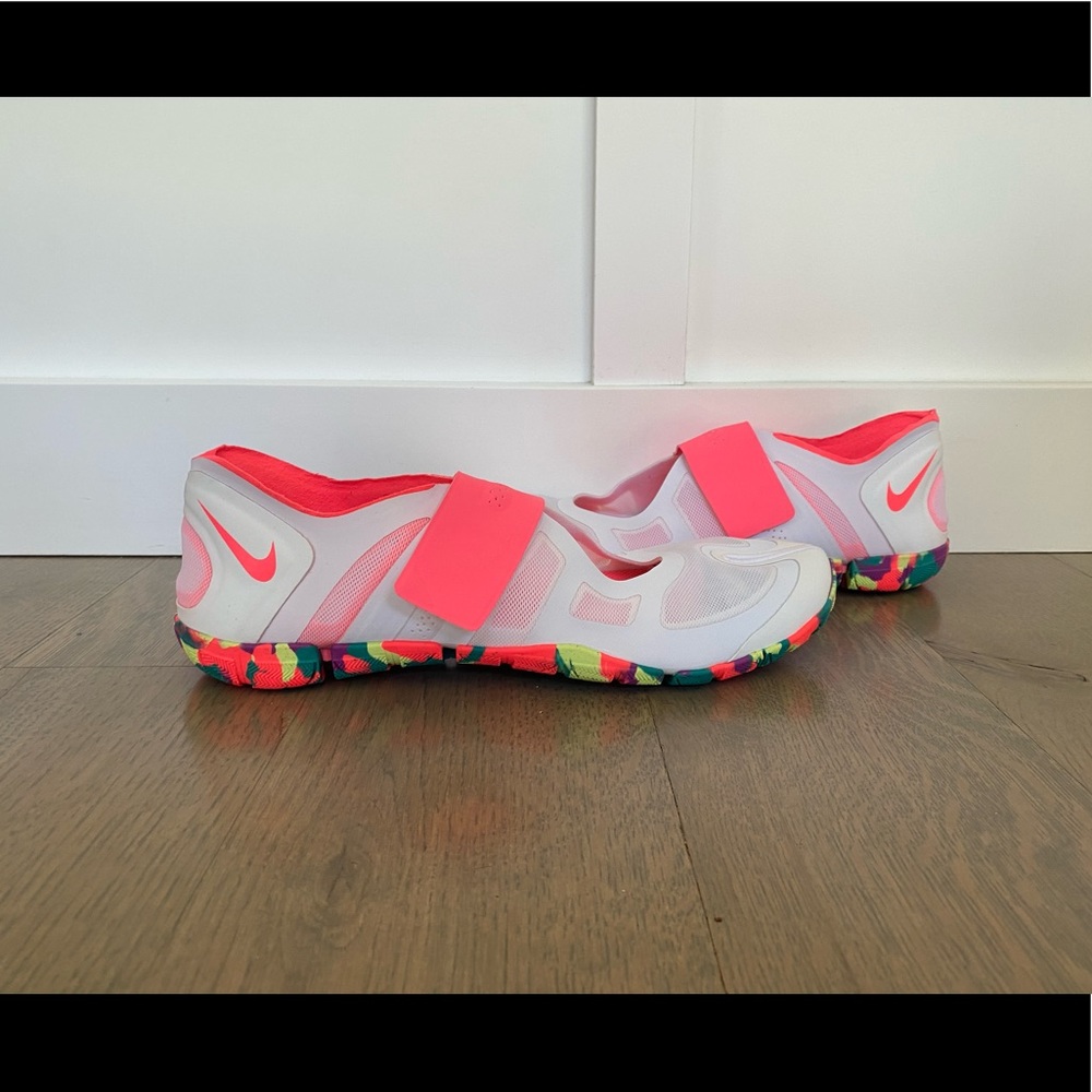 NWT Nike Womens Free Gym Shoe. White/Pink/ Multicolored Pattern. New, size 9.